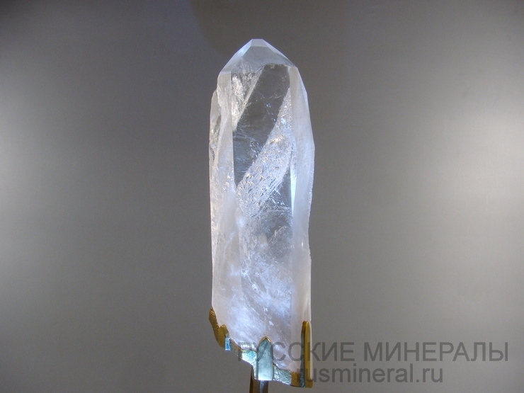 Кварц (горный хрусталь), кристалл на подставке